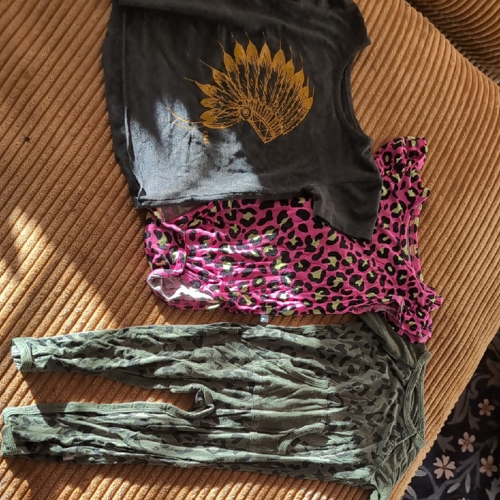 Trendy Kids Clothing Set with Graphic Tee and Leopard Print